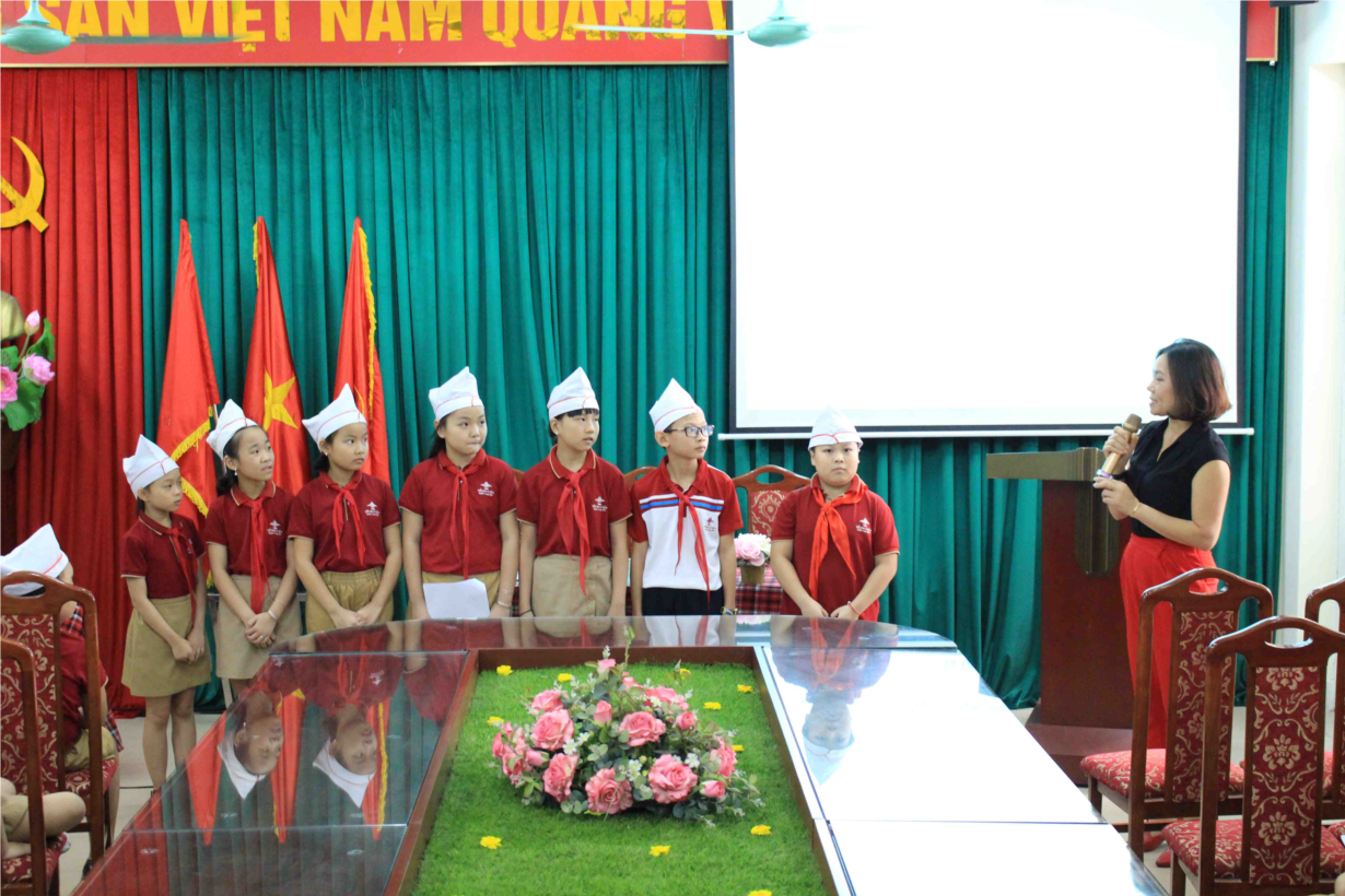 13Cô giáo Nguyễn Thị Bích Huyền - Hiệu trưởng nhà trường lên chúc mừng và giao nhiệm vụ cho Ban chỉ huy lên đội nhiệm kì 2017-2018.jpg